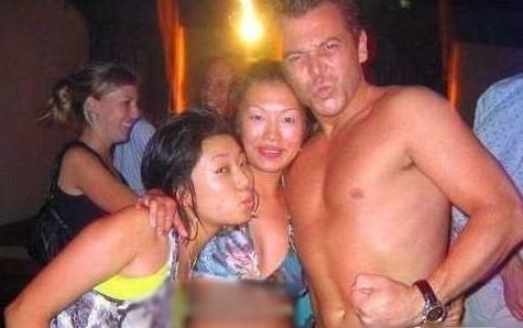 搞笑老外酒吧激情疯狂之夜（图）